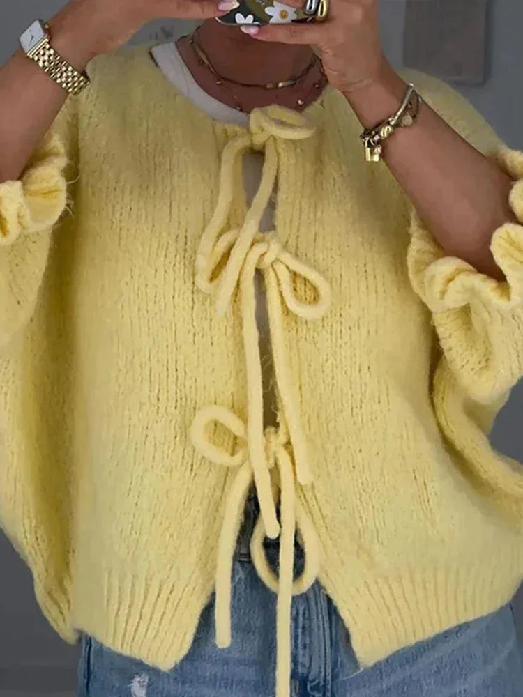 Cardigan femme jaune avec nœuds, ouvert à l'avant, en tissu doux et léger.