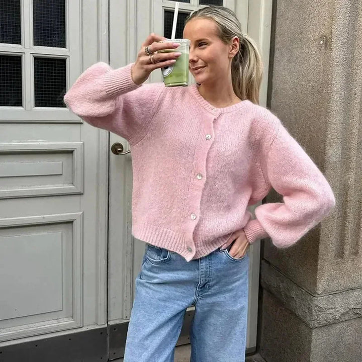 Cardigan femme rose à manches longues avec motif animalier, en tricot doux pour un confort optimal.
