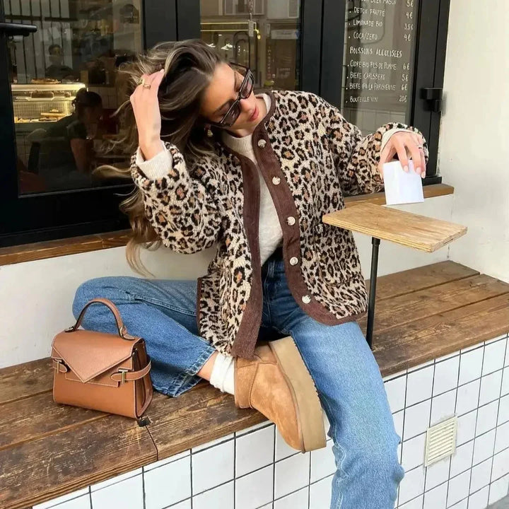 Cardigan femme à motif léopard, fermeture par boutons, coupe décontractée, adapté pour les journées chaudes.