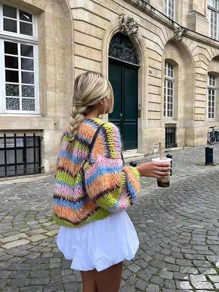 Cardigan femme multicolore en maille à rayures, à manches longues et à ouverture devant.