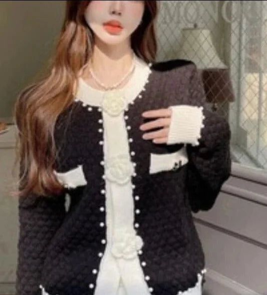 Cardigan femme blanc en matière douce, avec ornements en perles et poches décoratives.