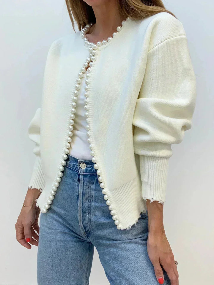 Cardigan femme ouvert en blanc, en matière douce, avec bordure en perles, adapté pour des occasions décontractées et…