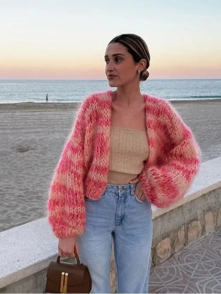 Cardigan femme rouge en patchwork crochet, avec manches texturées et matière douce et respirante.