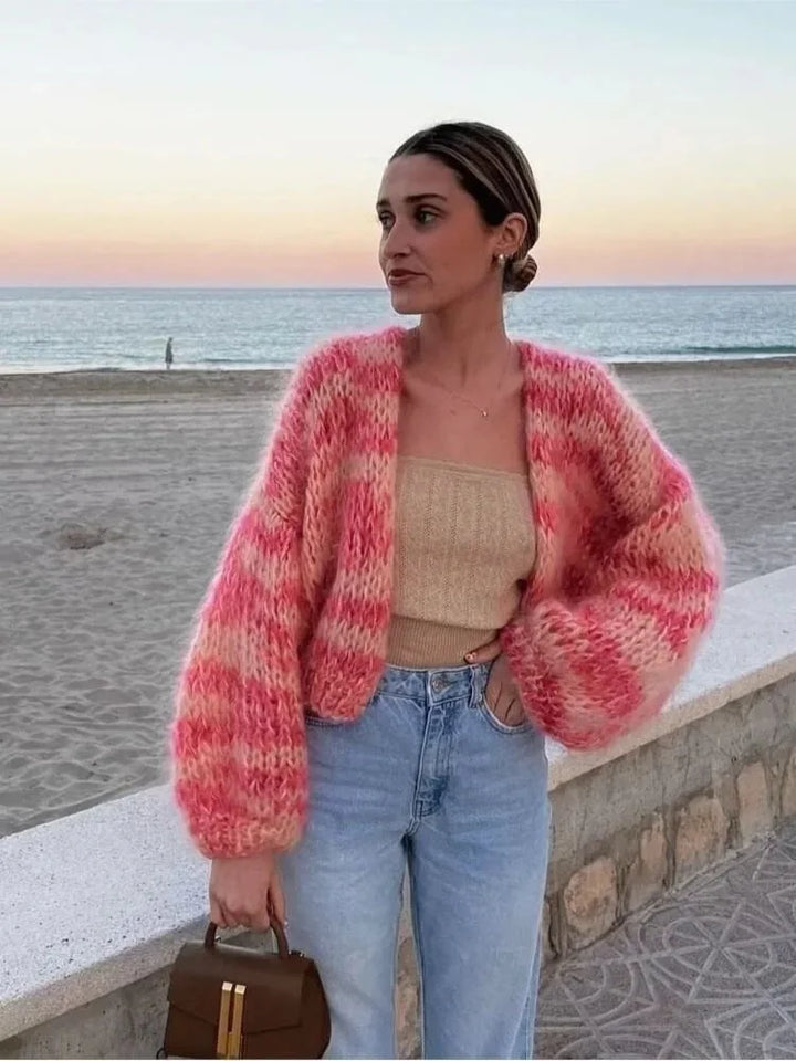 Cardigan femme rouge en patchwork crochet, avec manches texturées et matière douce et respirante.