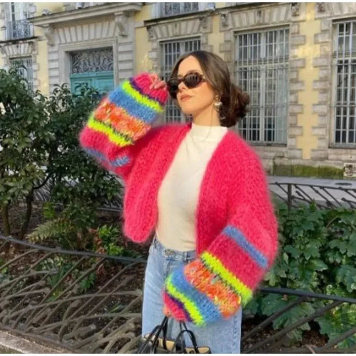 Cardigan femme violet en patchwork crochet, avec manches texturées en fil doux.