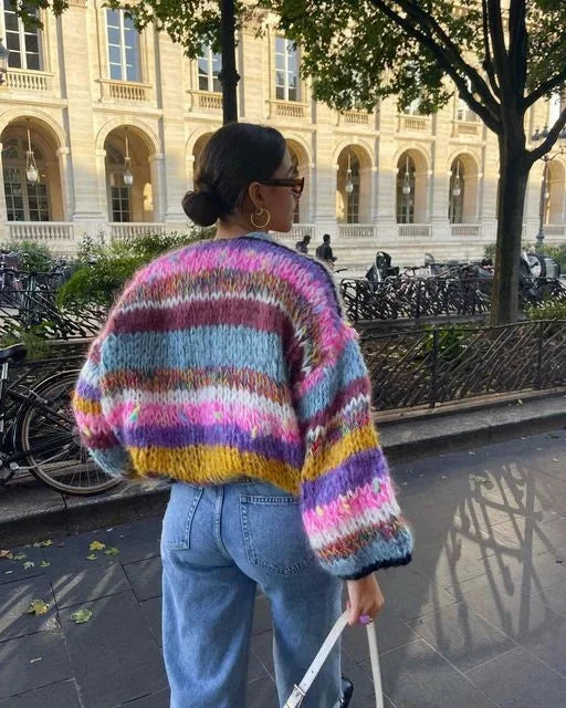 Cardigan femme violet en patchwork crochet, avec manches texturées et design alterné.