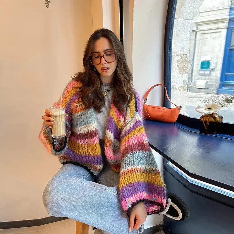 Cardigan femme à rayures colorées, manches larges, en tissu doux et respirant.