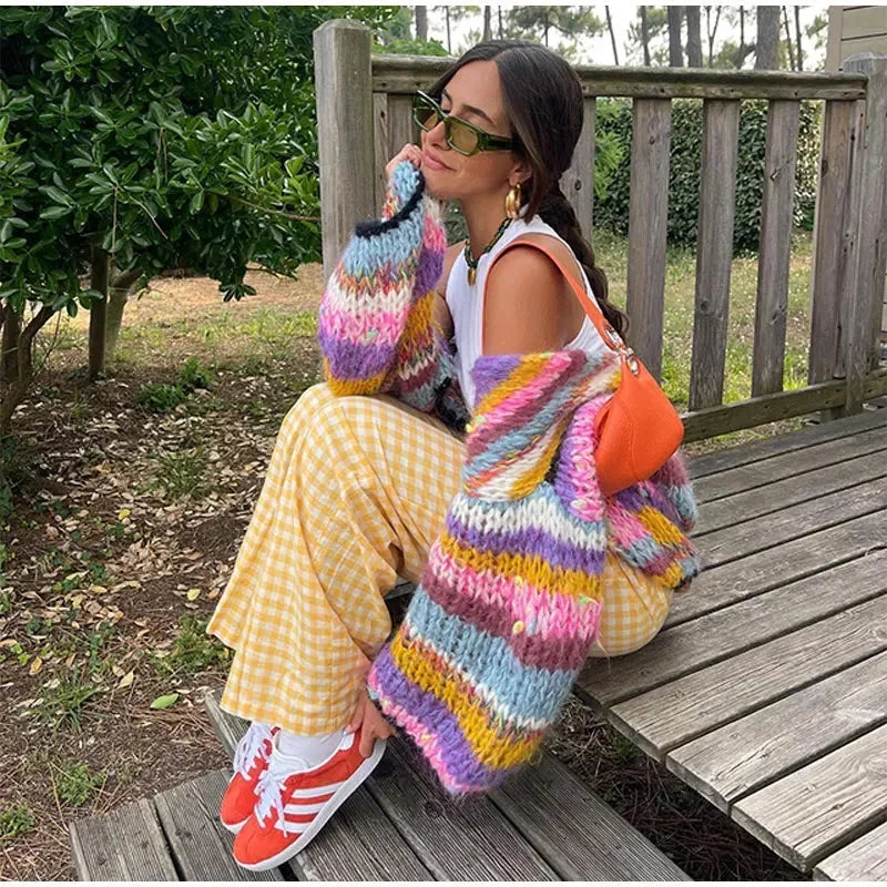 Cardigan femme à rayures colorées, manches larges, en mélange de coton, adapté pour des occasions décontractées.