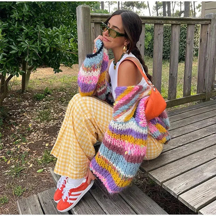 Cardigan femme à rayures colorées, manches larges, en mélange de coton, adapté pour des occasions décontractées.