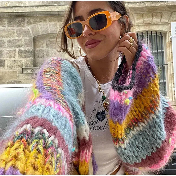 Cardigan femme à rayures colorées, manches larges, en matière douce et respirante.