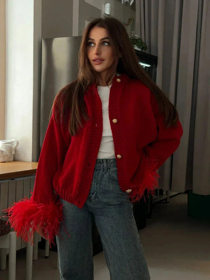 Cardigan femme rouge avec manches en plumes et boutons, en tissu doux, pour un look original.