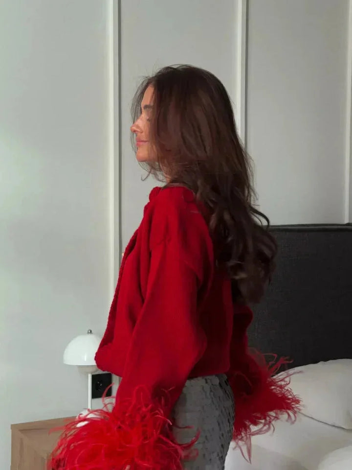 Cardigan femme rouge avec manches en plumes et boutons, en tissu doux, coupe classique.