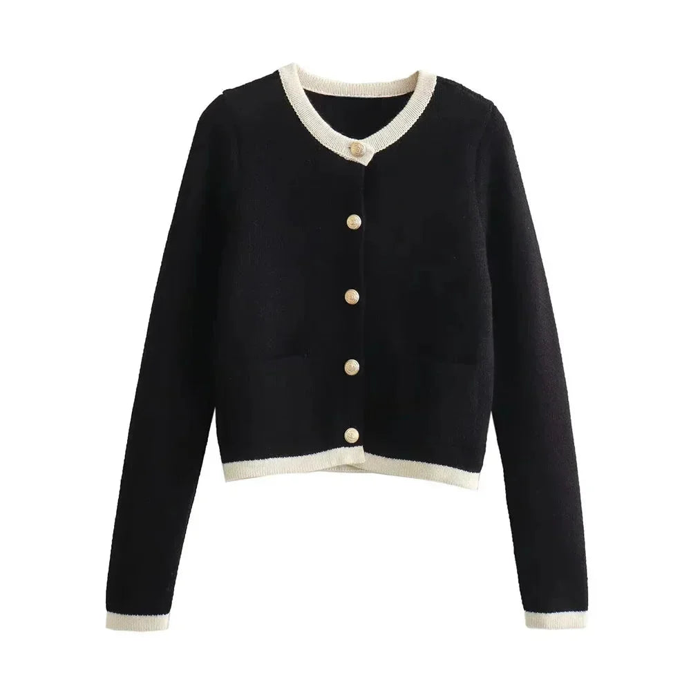 Cardigan femme noir en tricot avec boutons, conçu pour des occasions décontractées ou habillées.