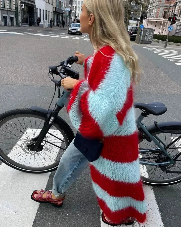 Cardigan long femme rouge à rayures, manches longues, en coton doux, adapté pour des occasions décontractées.