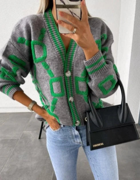 Cardigan gris à motifs géométriques pour femme, avec boutons, en tricot doux, adapté pour un usage quotidien.