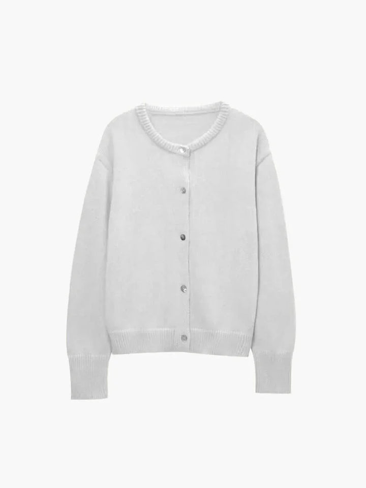 Cardigan femme en tricot blanc, avec fermeture à boutons, adapté pour l'hiver et les styles variés.