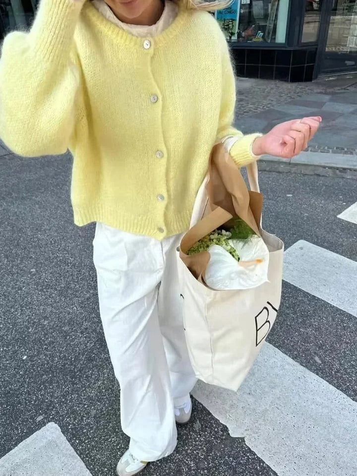 Cardigan femme jaune à manches longues en tricot avec boutons, adapté pour l'hiver.