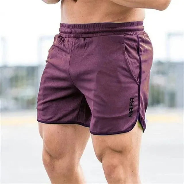 Shorts sportivi uomo viola, tessuto traspirante, elastico in vita, ideali per palestra e fitness. Design moderno, comfort e stile.