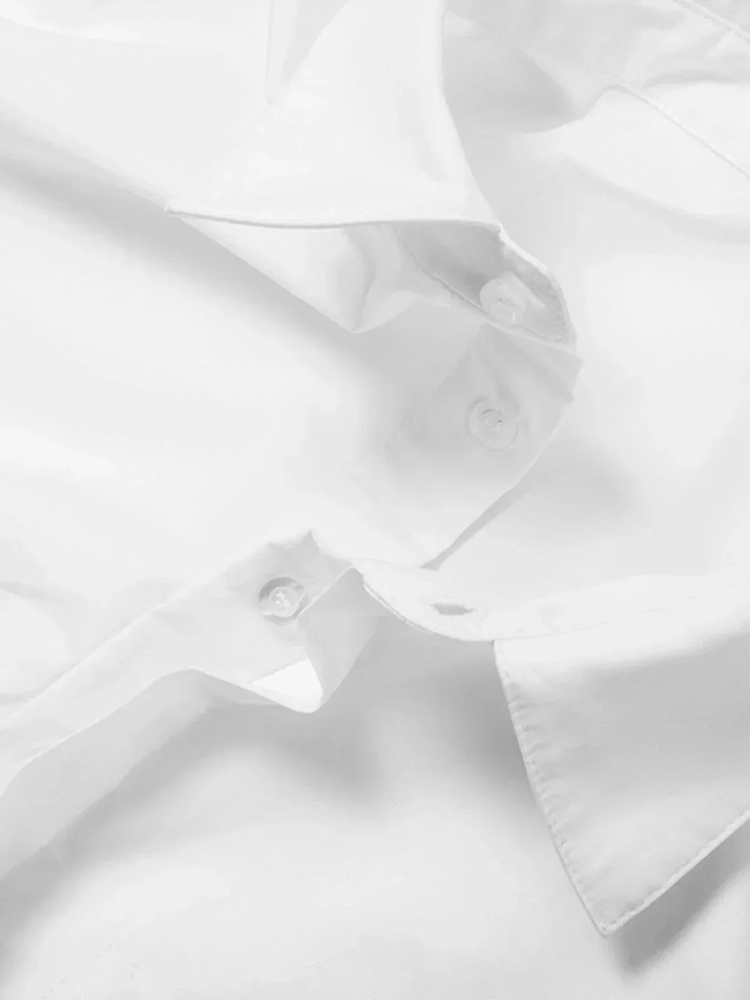 Chemise cropped femme en coton avec un design moderne, dotée de boutons avant et d'une coupe ajustée pour un style…