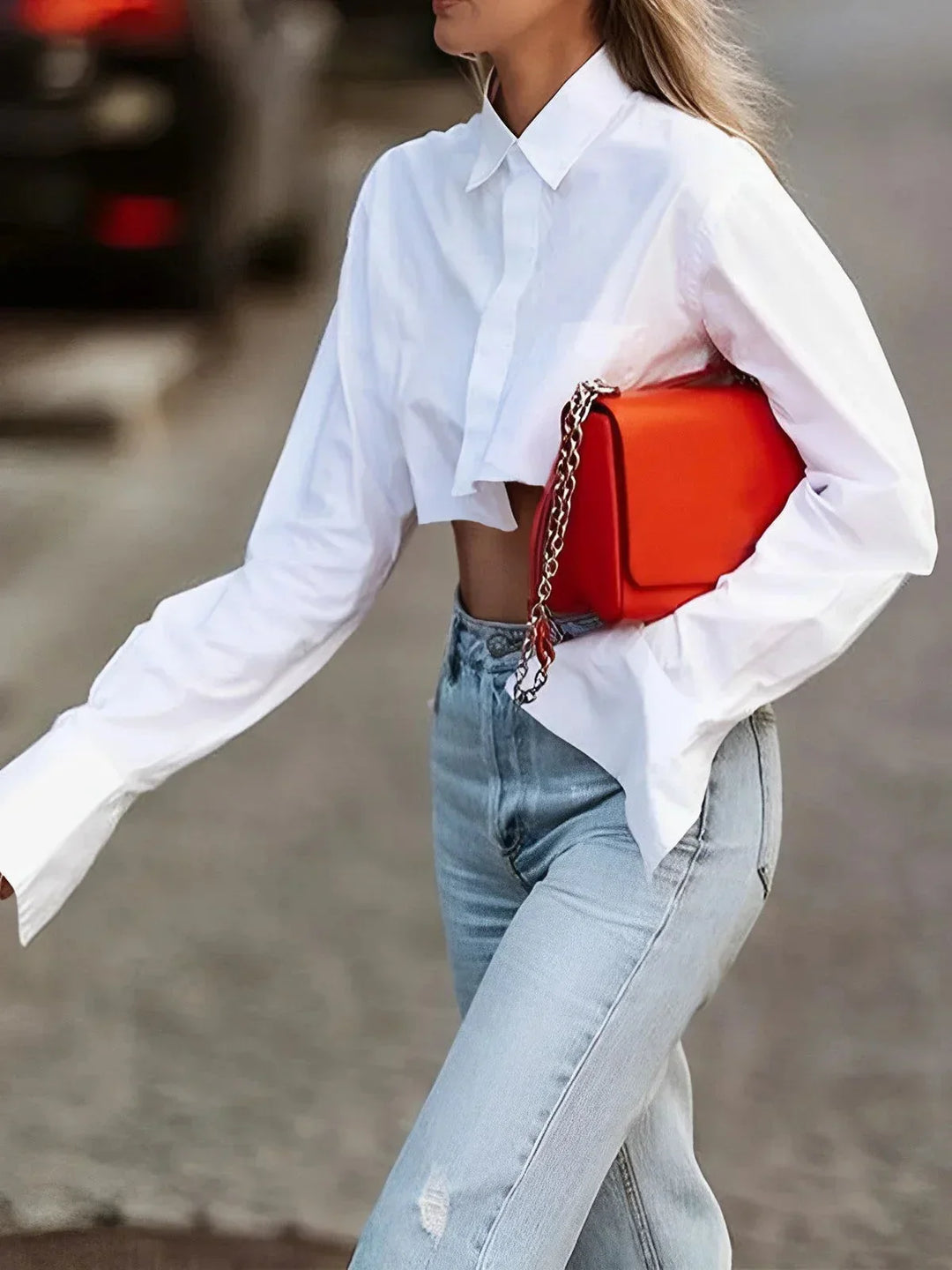 Chemise cropped femme en coton léger, avec un design moderne et des boutons sur le devant pour un style contemporain.