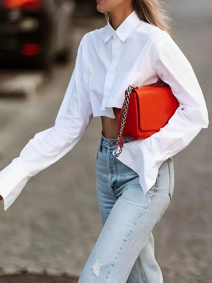Chemise cropped femme en coton léger, avec un design moderne et des boutons sur le devant pour un style contemporain.