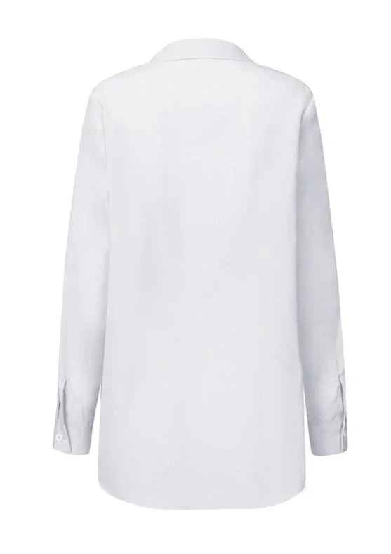 Chemise femme blanche ajustable en tissu léger avec ceinture nouée pour un ajustement personnalisé.