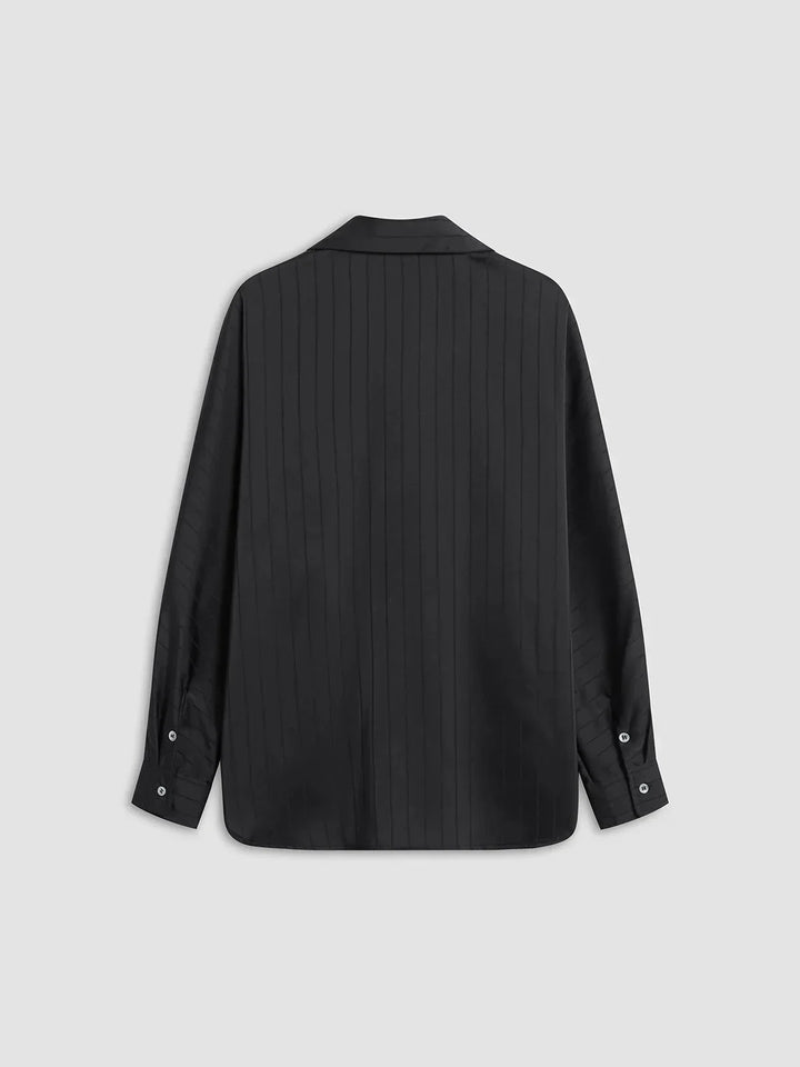 Chemise femme en coton doux, boutons dorés, manches longues et design élégant, parfaite pour une tenue professionnelle ou…