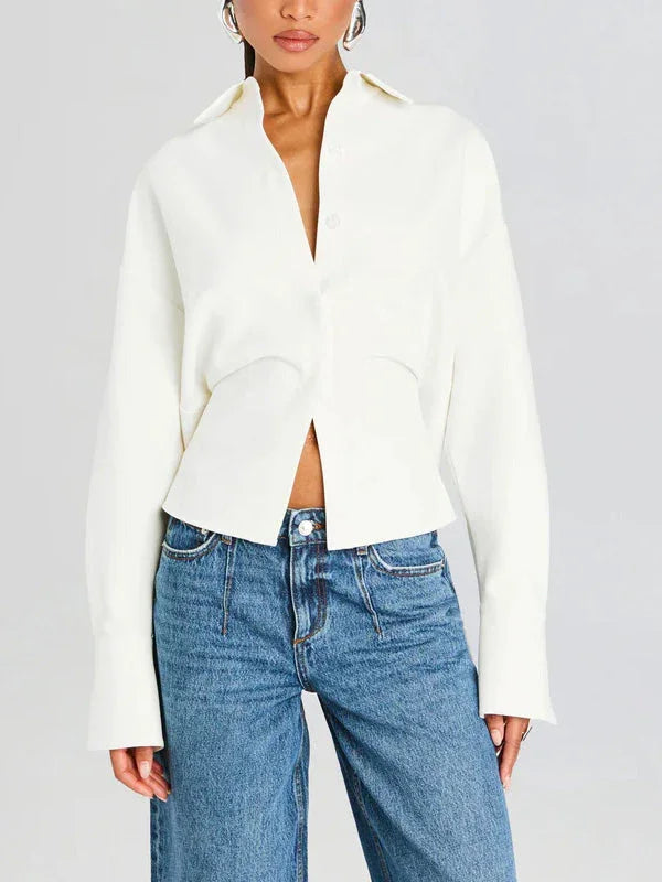 Chemise fluide blanche cassée pour femme, en coton léger, avec boutonnière et coupe classique.