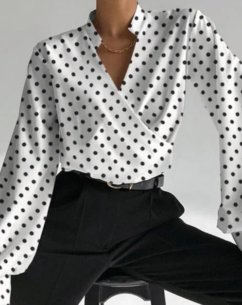 Chemisier femme blanc col en V, manches longues ajustées, coupe élégante en coton léger.