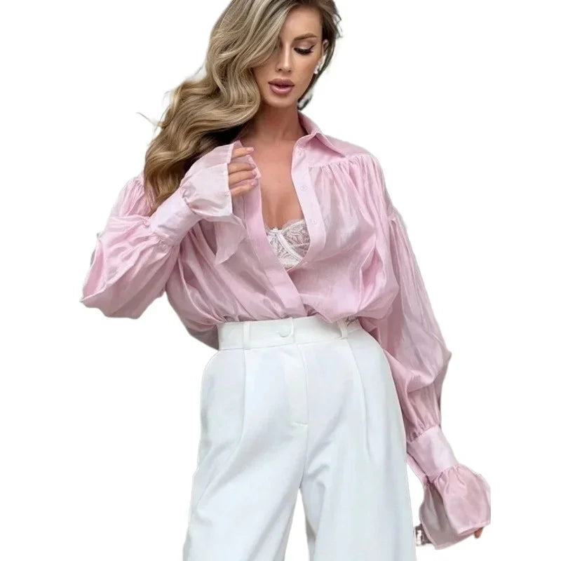 Chemisier noir femme à manches évasées, col classique, en coton pour des tenues variées.