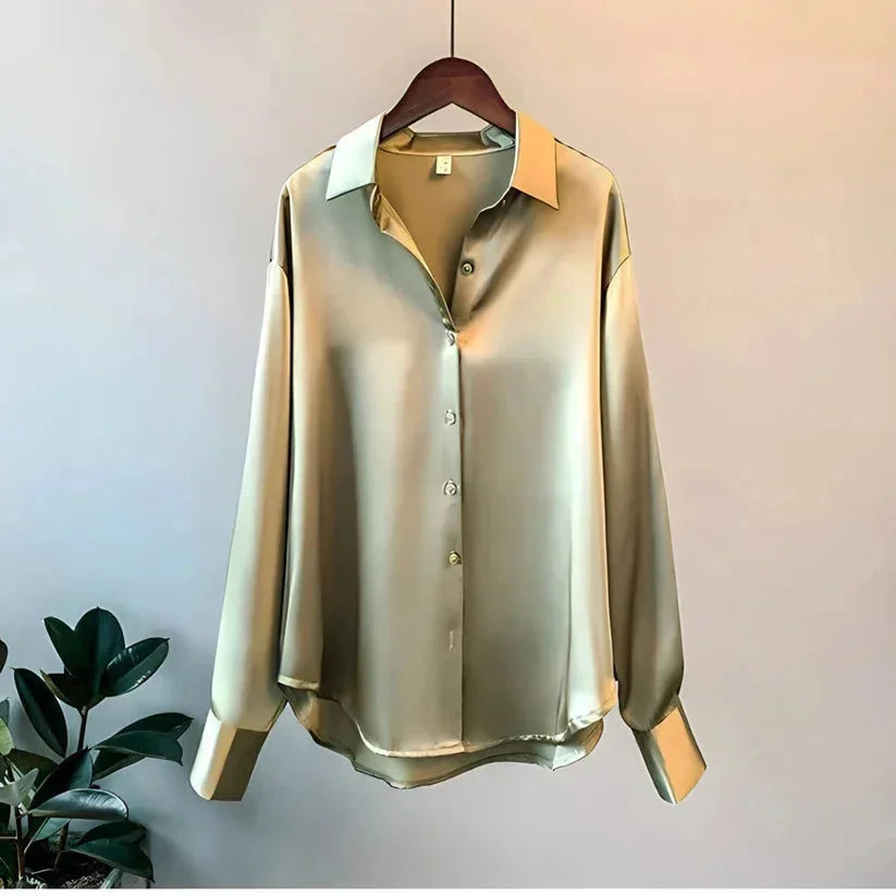 Chemisier beige en satin, manches longues, avec boutonnage et coupe classique.