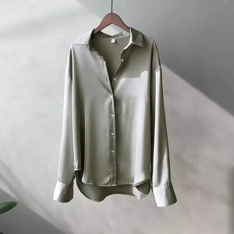 Chemisier beige en satin pour femme, manches longues, boutonné, design classique et intemporel.