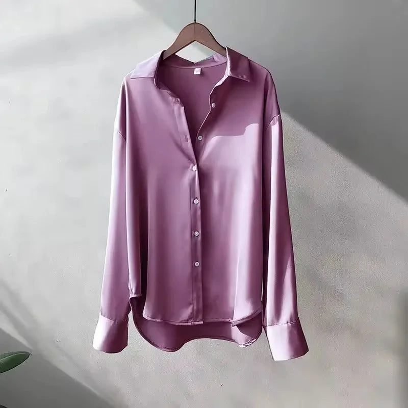 Chemisier beige en satin pour femme, boutonné, manches longues, finition brillante et design intemporel.