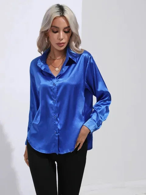 Chemisier satiné bleu royal à manches longues et coupe moderne, adapté pour des occasions décontractées et formelles.
