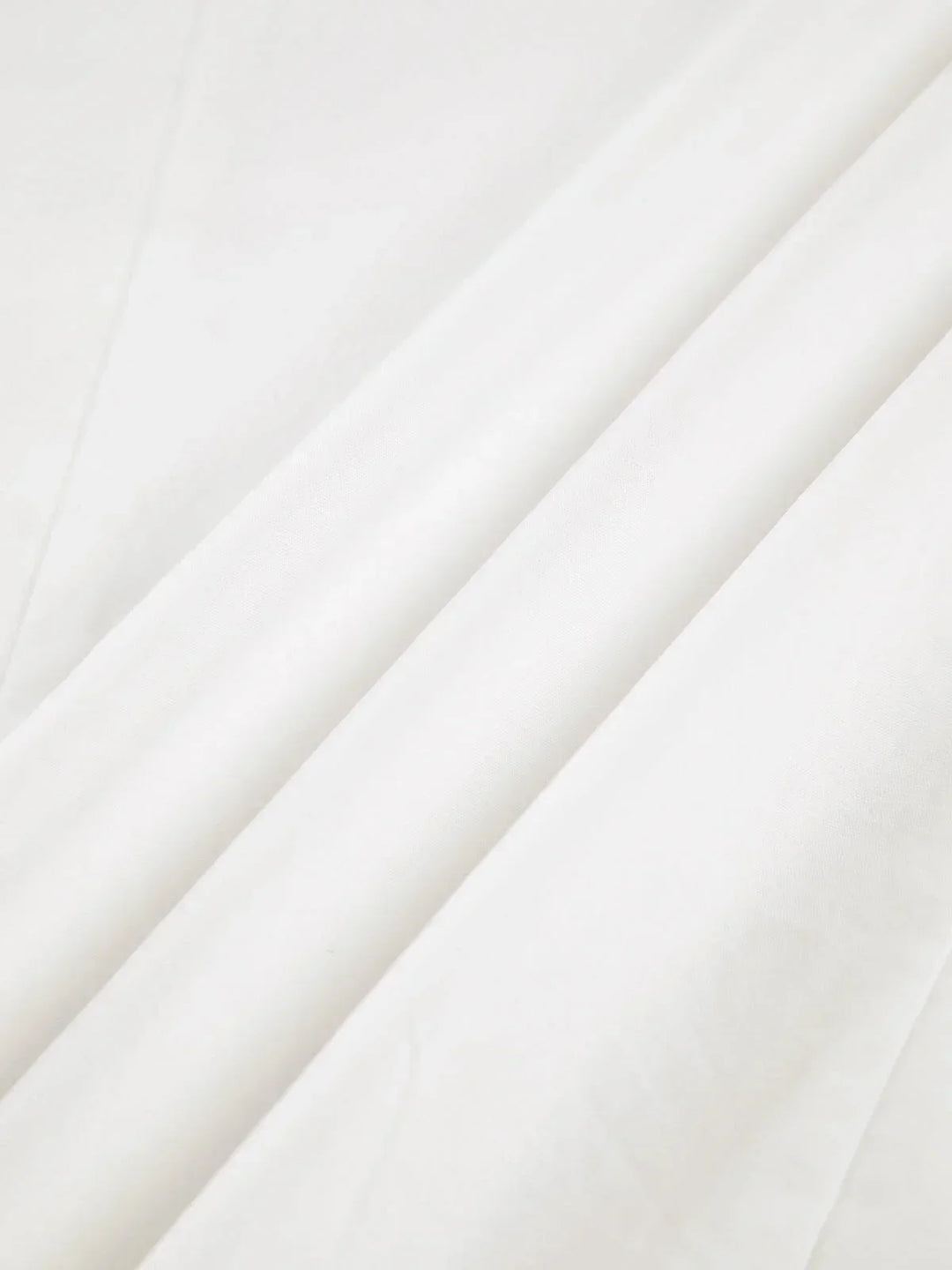 Chemisier oversize femme en coton, avec des détails boutonnés aux poignets et à l'encolure, idéal pour un look décontracté.