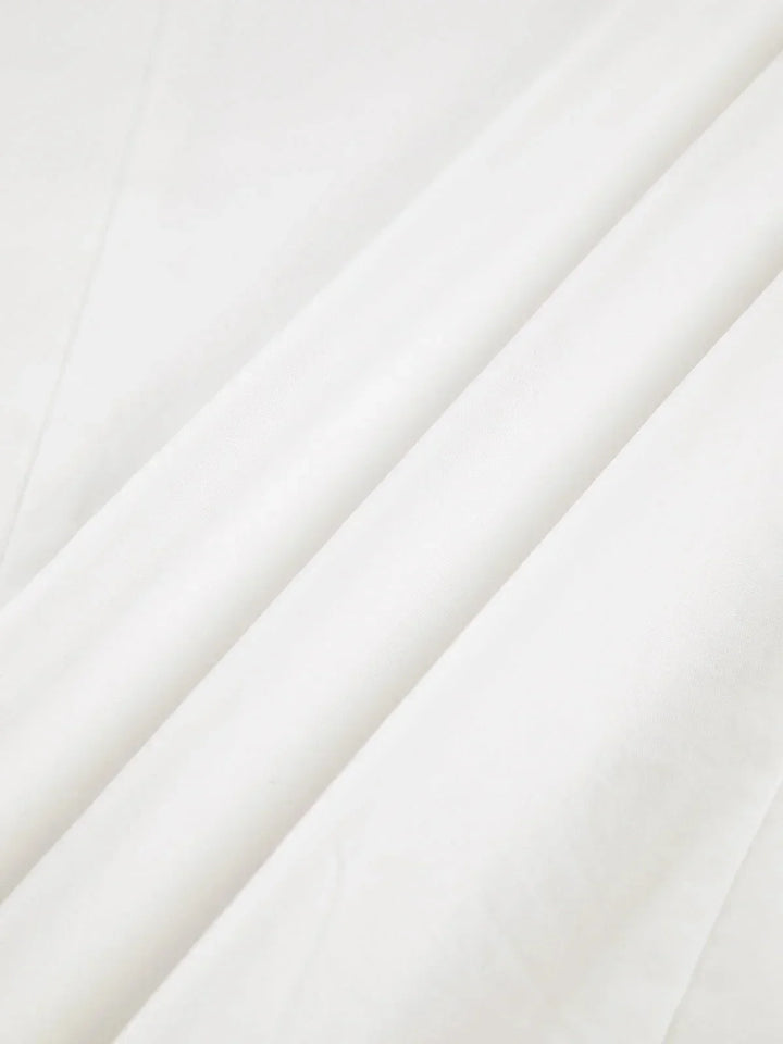 Chemisier oversize femme en coton, avec des détails boutonnés aux poignets et à l'encolure, idéal pour un look décontracté.