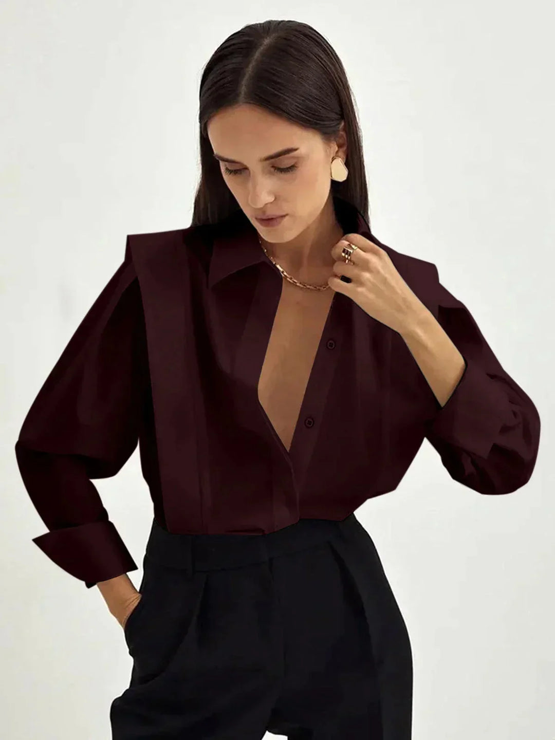 Chemisier oversize femme en Bourgogne, en coton doux, avec détails boutonnés et manches légèrement resserrées.