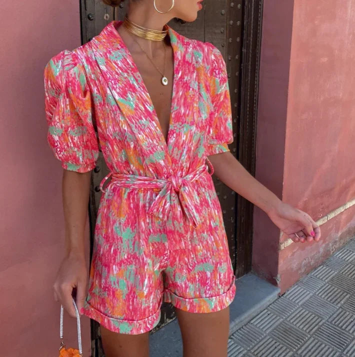 Combinaison courte femme en coton léger, manches bouffantes et ceinture nouée pour un look élégant et décontracté.