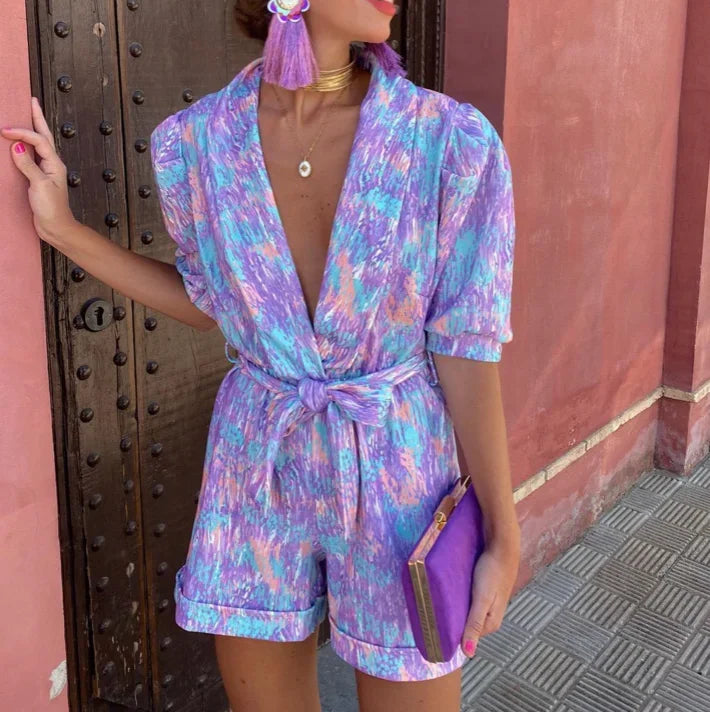 Combinaison courte femme en coton léger, manches bouffantes et ceinture nouée pour un ajustement flatteur et confortable.