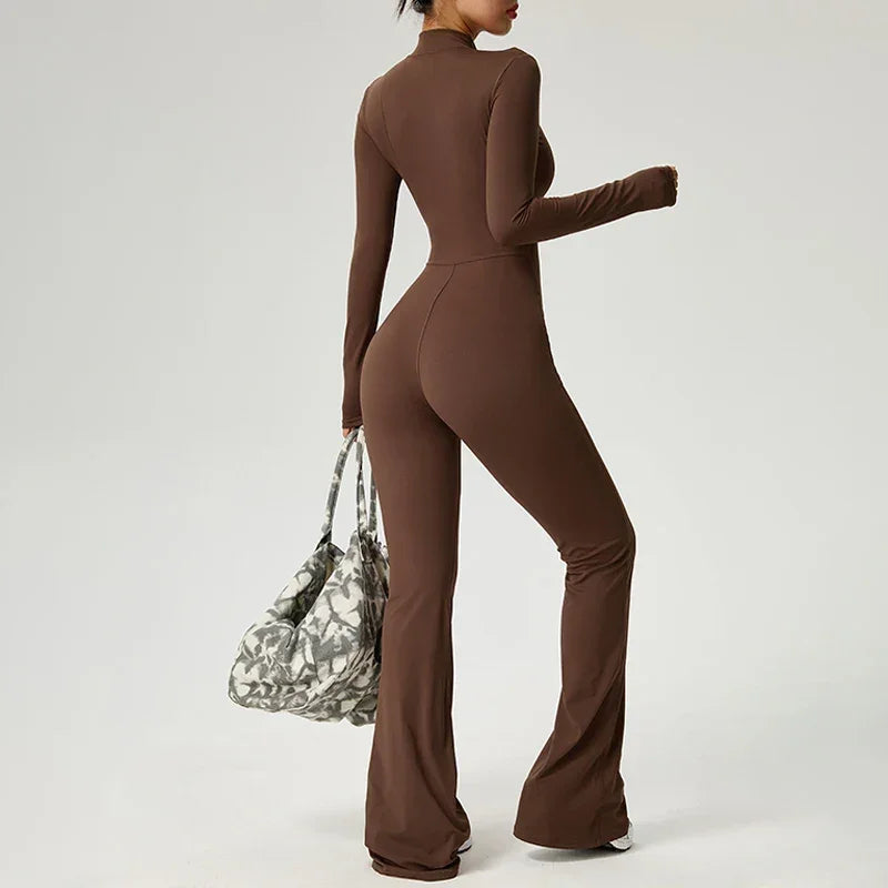 Combinaison de yoga marron pour femme, manches longues, avec zip et coupe ajustée.