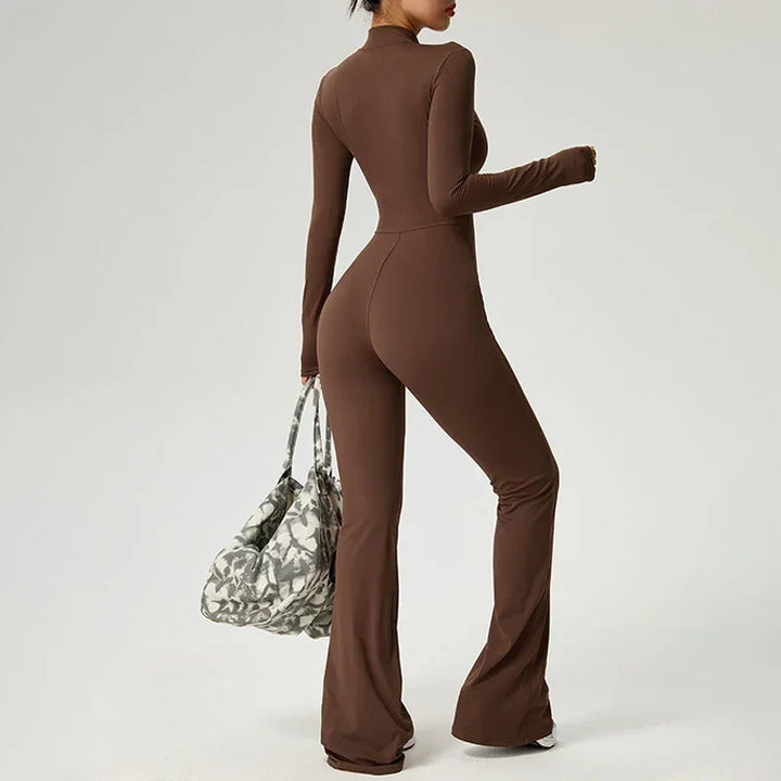 Combinaison de yoga marron pour femme, manches longues, avec zip et coupe ajustée.