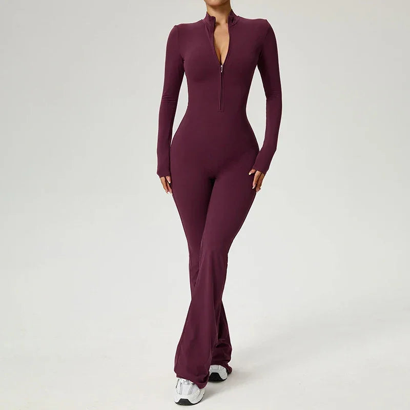 Combinaison de yoga grise pour femme, manches longues, avec zip, en tissu respirant pour le confort durant l'entraînement.