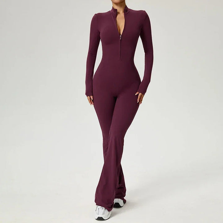 Combinaison de yoga grise pour femme, manches longues, avec zip, en tissu respirant pour le confort durant l'entraînement.