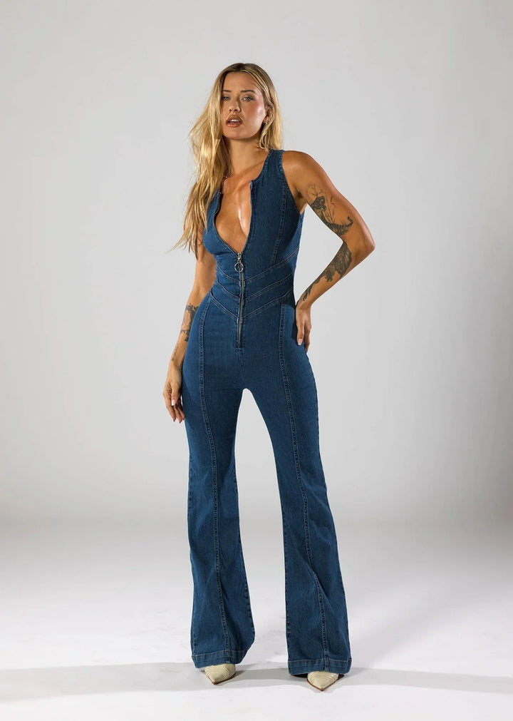 Combinaison en denim bleu marine pour femme, décolleté plongeant, coupe décontractée, tissu résistant.