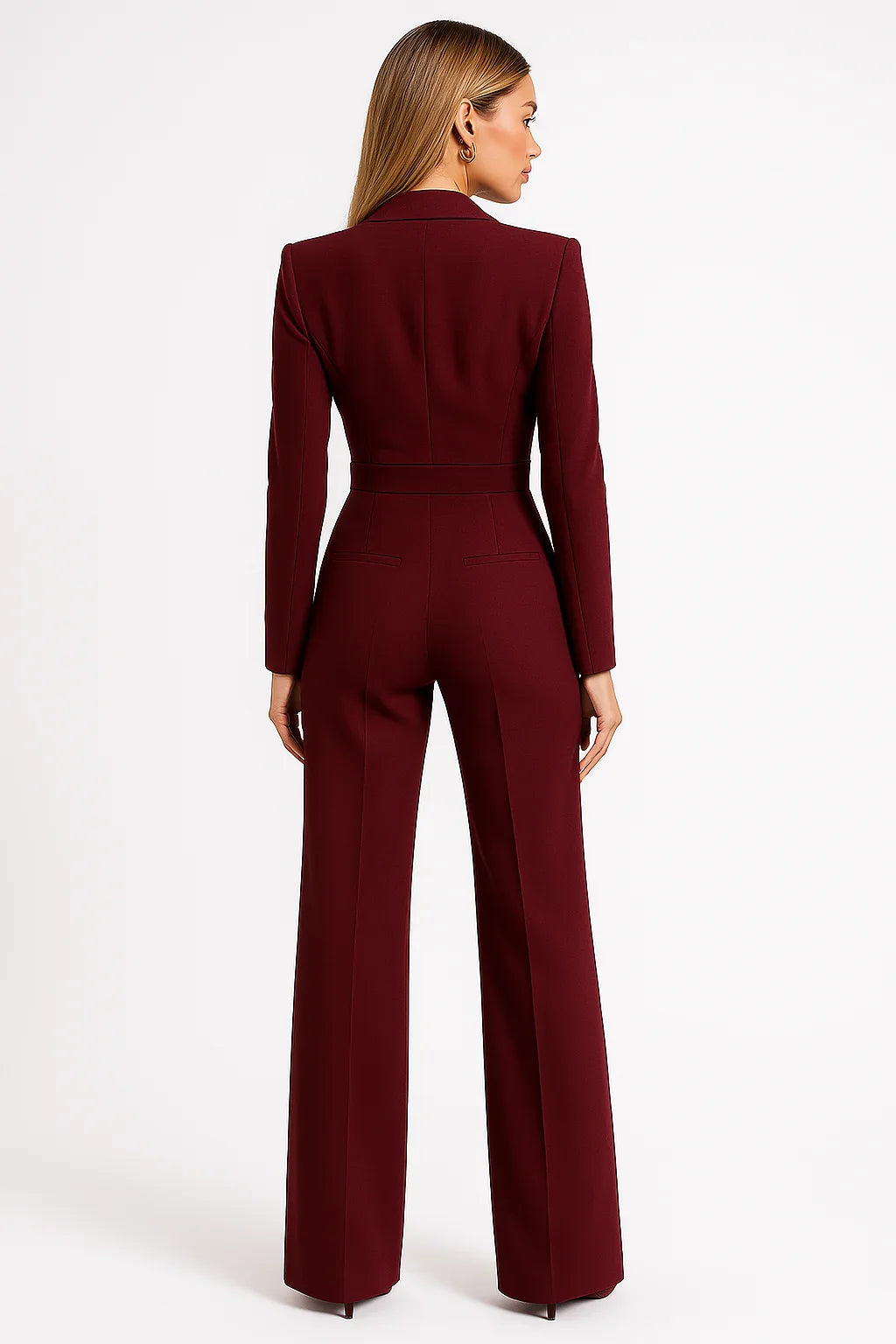 Combinaison femme blanche col en V, jambes larges, en tissu léger et respirant.