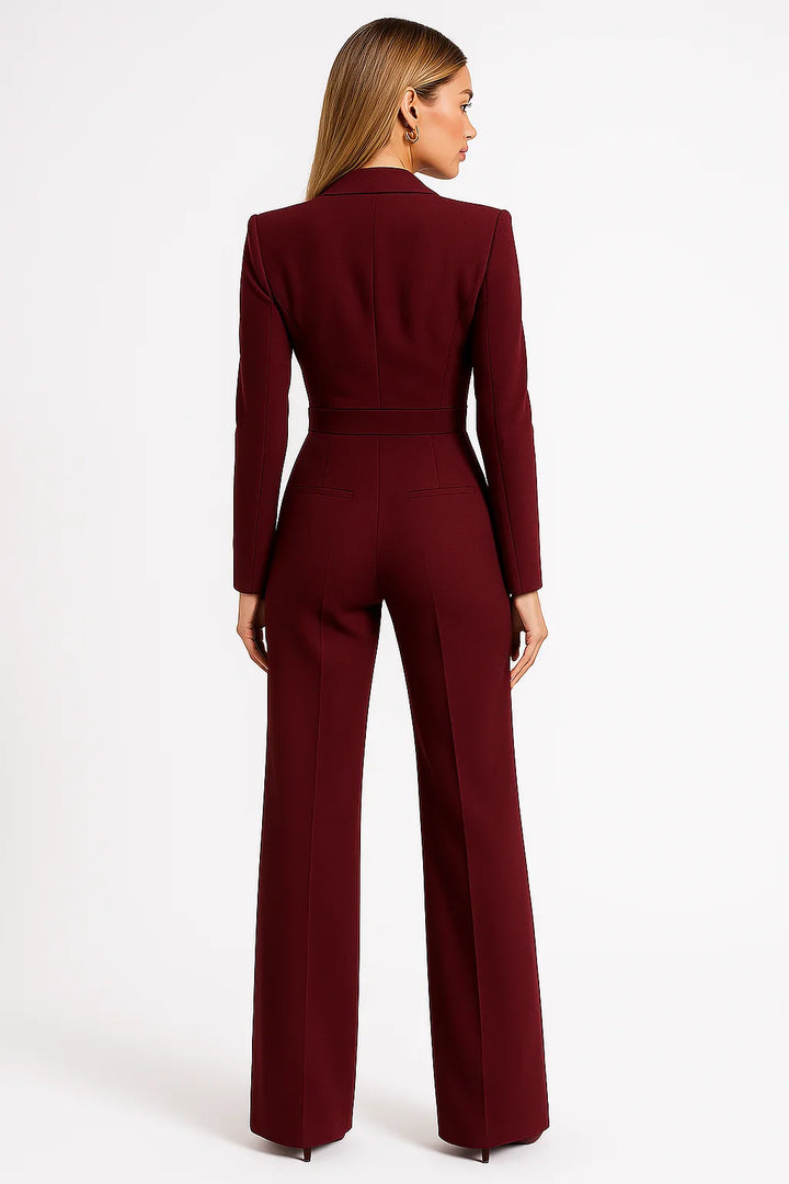 Combinaison femme blanche col en V, jambes larges, en tissu léger et respirant.