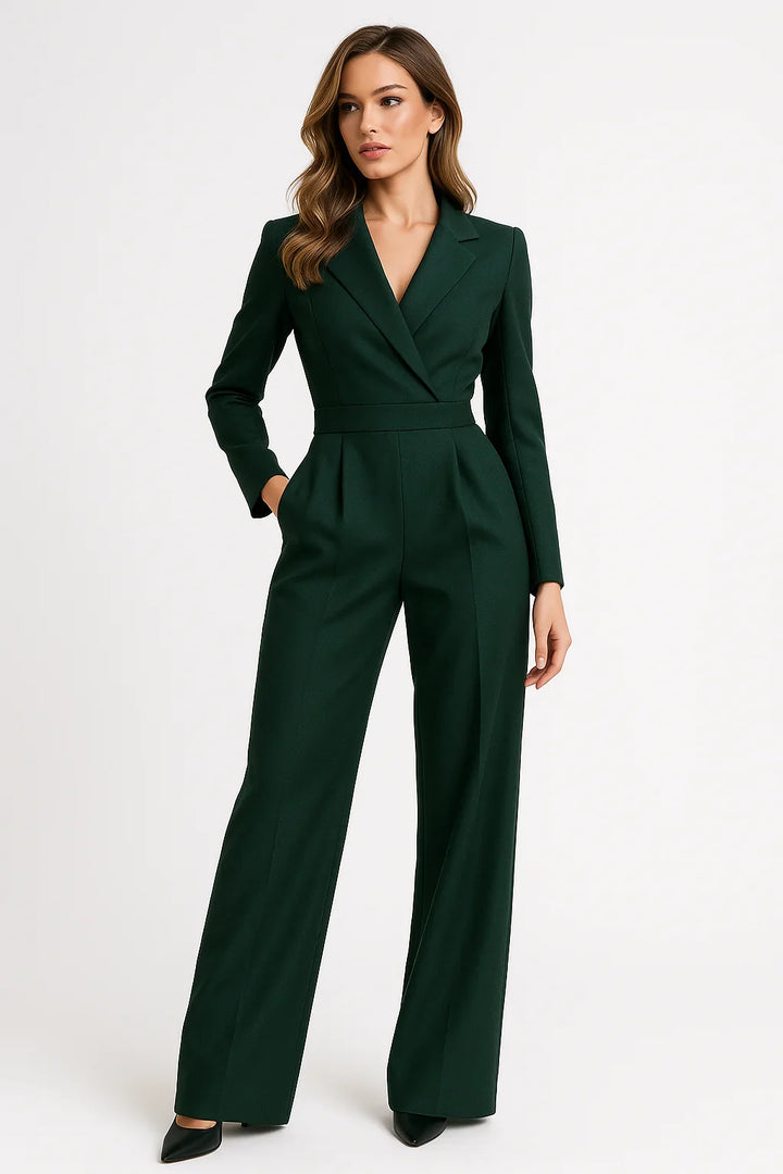 Combinaison femme rouge, col en V, jambes larges et tissu fluide, adaptée pour des occasions spéciales.
