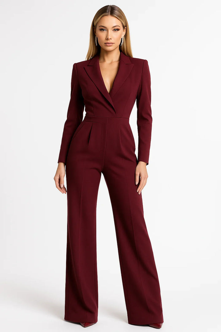 Combinaison femme blanche, col en V, jambes larges, en tissu léger et respirant pour un confort quotidien.