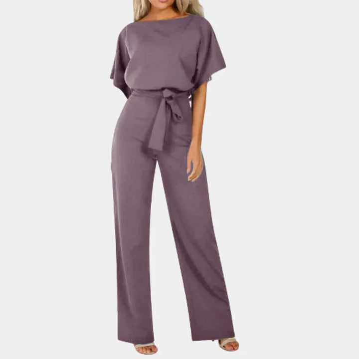 Combinaison femme abricot à jambes larges, ceinture et manches kimono en tissu léger.
