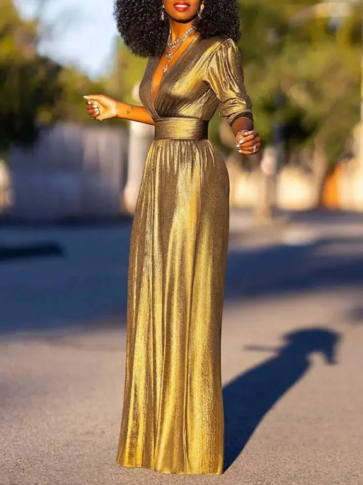 Combinaison femme à manches longues en tissu satiné brillant, coupe élégante, couleur or.